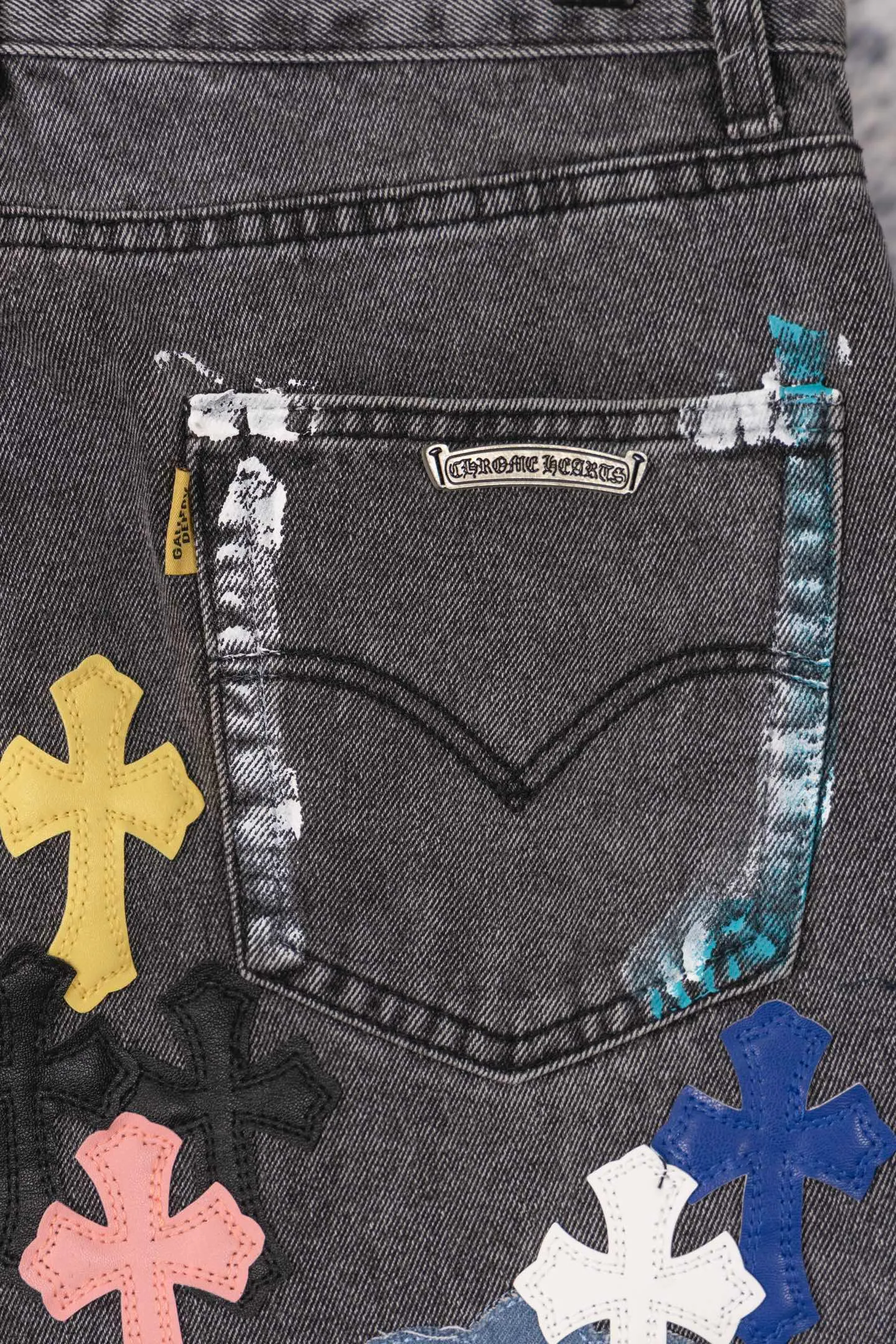 P330 CH Chromehearts colorful spliced ​​cross patch leather retro hand-painted splash-ink jeans, counter price 34W level, patch cross flower embellishment, washed jeans! ! An absolutely high-end luxury product, a 1.9W-level god-level single product, a super popular product, made by top heavy industry, a magic weapon that cannot be missed! [About Zangyin] This is an extremely luxurious fashion brand that can also be called the aristocracy of the high street. It has always been an exclusive brand for some hipsters or rich second generations. Compared with ordinary high streets, it is more luxurious and noble. Compared with luxury brands, it is more fashionable and individual. It has always been a brand that I have a special liking for. [Top heavy industry fashion design] Consistently high-street luxury style. Speaking of this style, the Zangyin family and GU family are definitely the leading representative brands. Especially the Zangyin family has really achieved a state-of-the-art effect in creating high-street style. The unique washed material is used to create this style. The color system is already quite eye-catching. After it is decorated with patchwork cross flowers, it cleverly highlights the charm of the brand. Secondly, this style uses classic The high-waist cutting design highlights the long legs and fashionable temperament of the upper body. The brand is highly recognizable and the slim fit configuration is more suitable for daily wear. It is a product that interprets personality, fashion, and specifications at a glance. This single product is enough to make any fan excited. It can be a white T-shirt for a youthful college style, or a tight suspender for a royal style. It has strong matching ability and can be easily controlled by men.  [Materials and craftsmanship] Needless to say, this point goes without saying. As an excellent craftsman brand, Zangyin’s requirements for details and craftsmanship are really perfect. The washed color of this model has gone through so many processes, not to mention the embellishment of denim appliques. It is also purely hand-made and sewn. Just like what they believe in, only hand-made things have soul and have the meaning of wear. A top-notch heavy-duty fashionable denim item, I look forward to your perfect interpretation! !  Color: black gray Size: 28-36